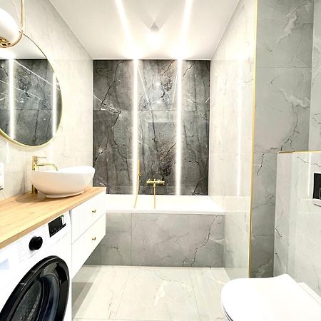 3 Bedrooms Premium Bella Blue For 8 Guests With Ac And Free Out Side Parking Rzeszow Ngoại thất bức ảnh